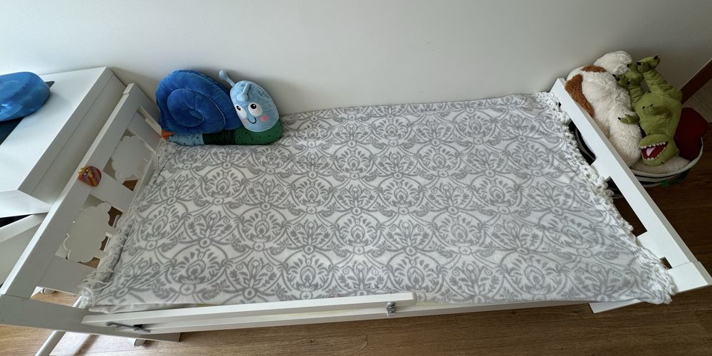 Cama c/estrado ripas com colchao.