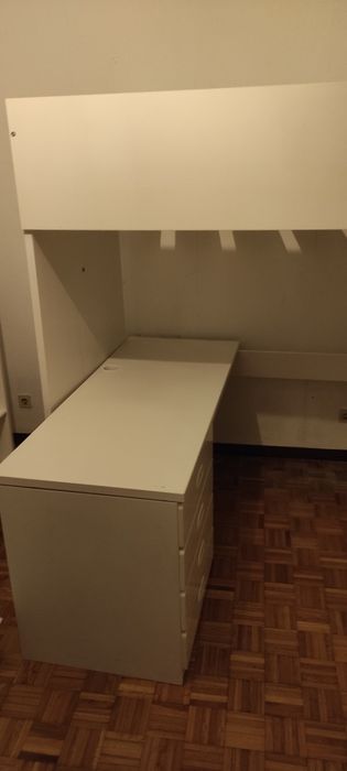 Cama com secretária