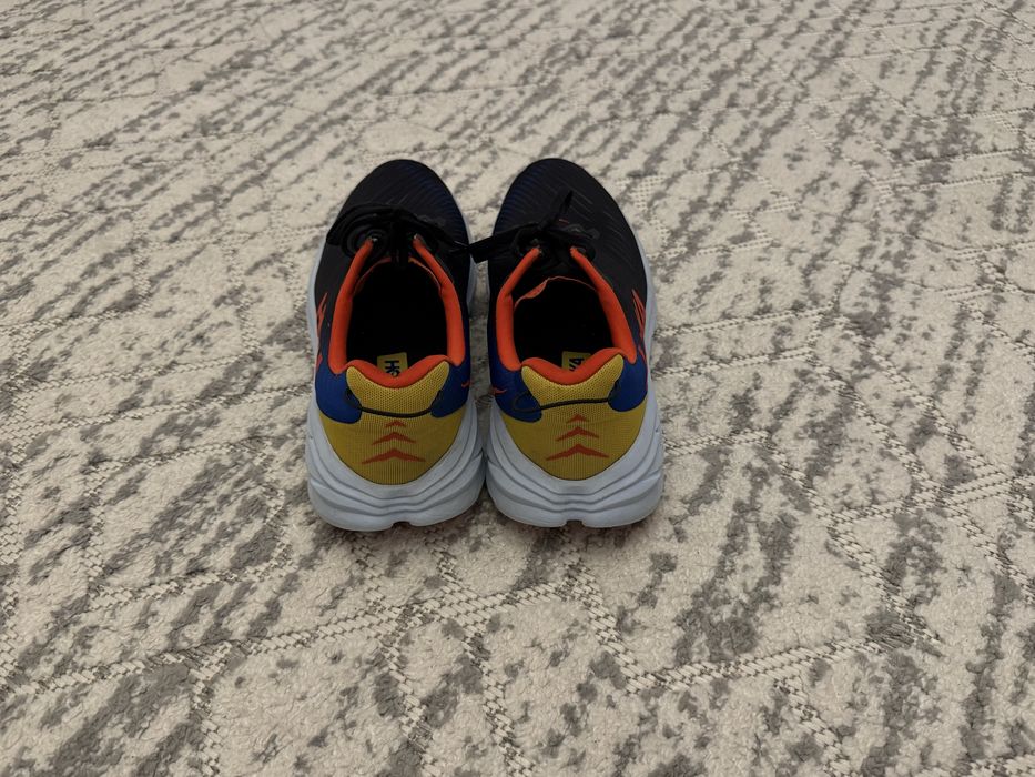 Це бігові кросівки Hoka M Rincon 3 2023