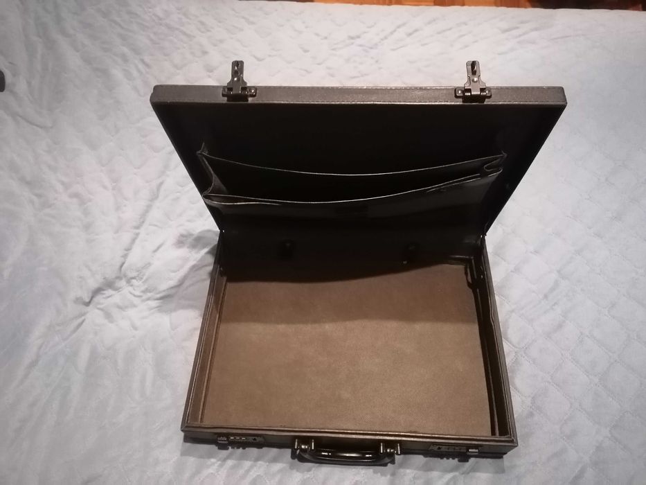 Mala em Pele com fecho e código de segurança