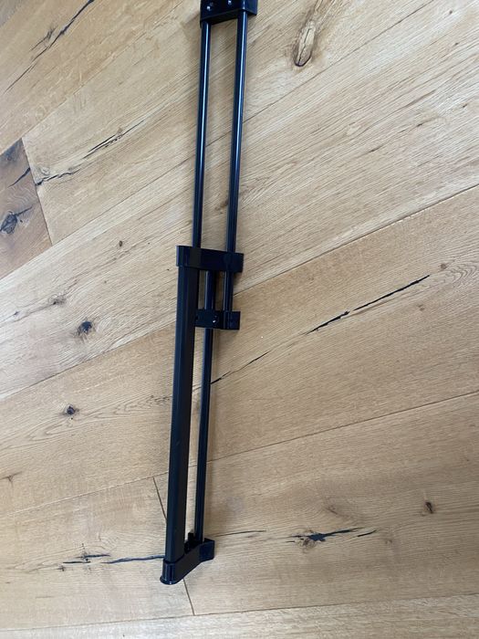 Wieszak na ubrania wewnętrzny  do montażu wewnatrz szafy, wysuwany