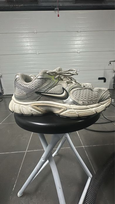 ténis Nike de estilo chunky/running, em tons de branco, cinzento e bege