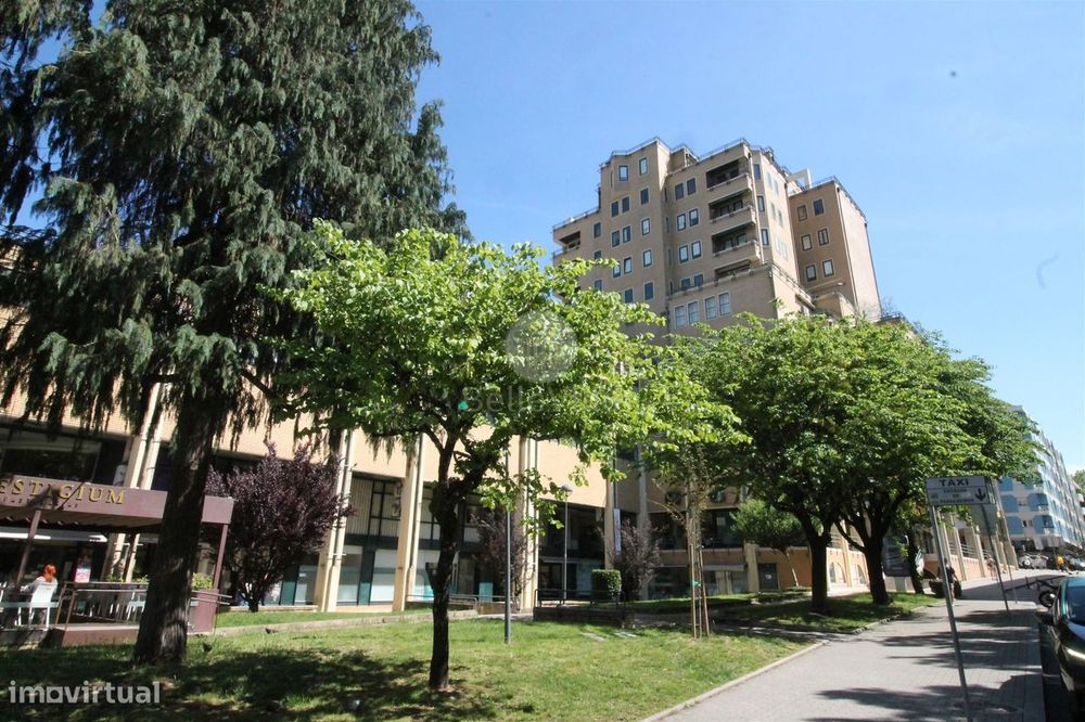 Loja de 37m2 - Centro Comercial dos Granjinhos,