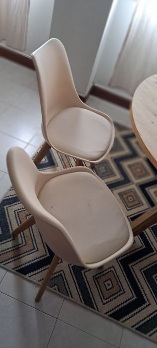 Mesa de jantar redonda com 120 cm de circunferência e 4 cadeiras