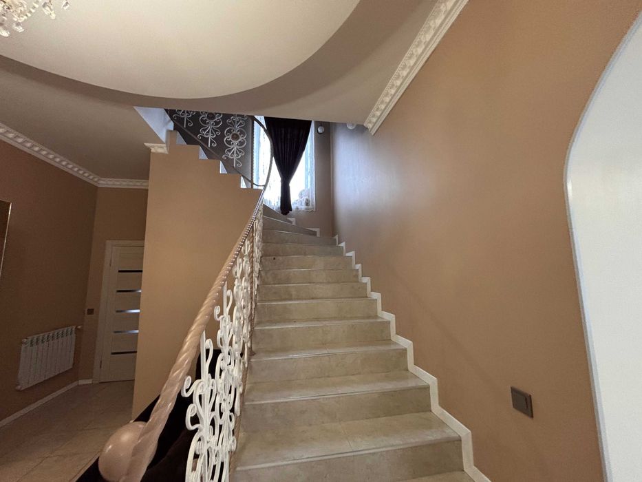 Сучасний двоповерховий будинок з ремонтом на 5 сотках