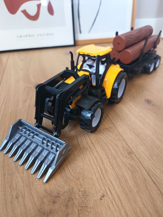 Traktor z przyczepą z drewnem