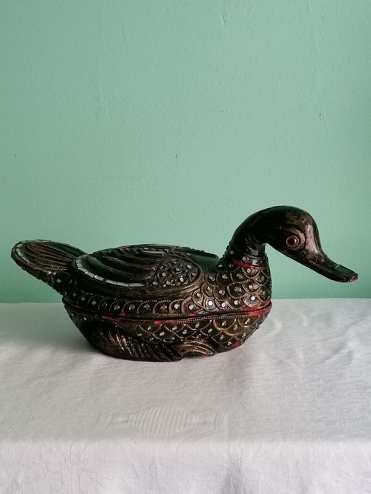 Caixa  madeira esculpida com incustracoes