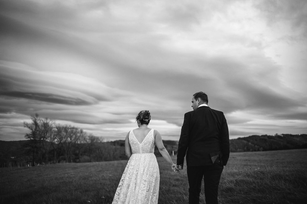 błyszcząca Suknia Ślubna biała 38/40 + 2 welony