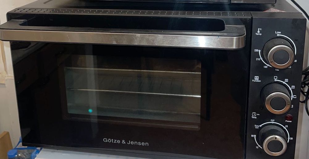 Piekarnik do pieczenia wraz z całym wyposażeniem