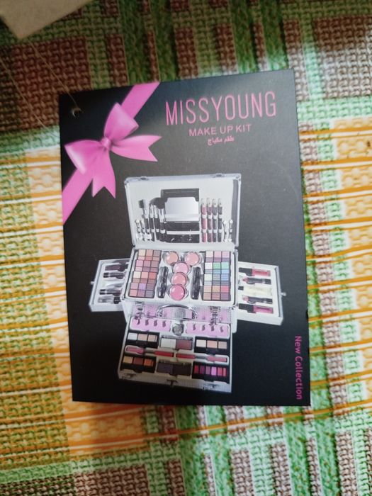 Набір декоративної косметики (валізка) 106 предметів