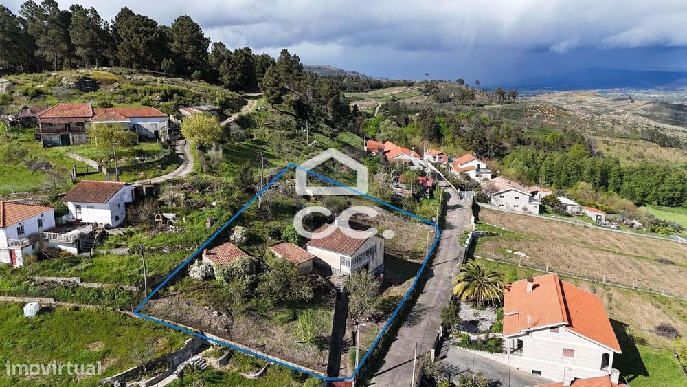 Moradia para reconstrução com vistas desafogadas para a montanha