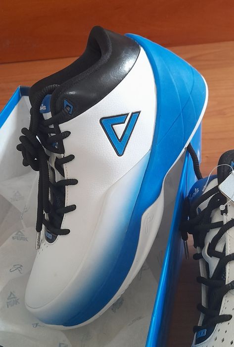 Кросівки чоловічі