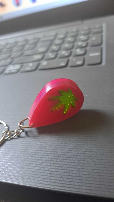 Handmade Breloczek czerwony z symbolem konopi