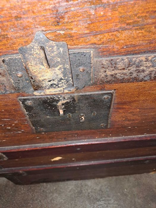 Bau antigo bastante antigo não leva tesouro