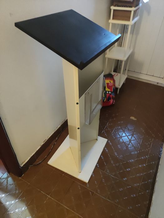 Púlpito de Ferro para Palestras e Leituras – Estrutura Firme