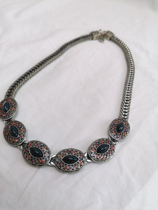 Colar Prateado com pedrinhas coloridas