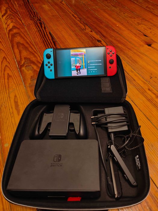 Consola Nintendo Switch OLED + acessórios e bolsa, em perfeito estado