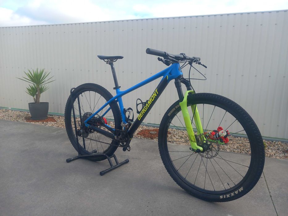 Vendo bicicleta de BTT em Carbono,  tamanho M