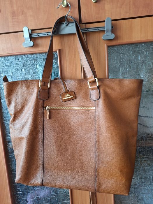 Torba ze skóry. Wewnątrz zintegrowana kosmetyczka oraz sporo zamykanych na zamki kieszonek. Firma  "Witchen". Nie używana.Odbiór tylko osobisty.