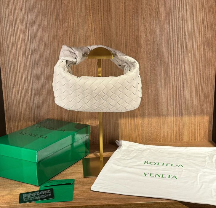 Bottega jodie hobo plecionka do ręki jasna kremowa biała szara torebka kosmetyczka mini mała bv