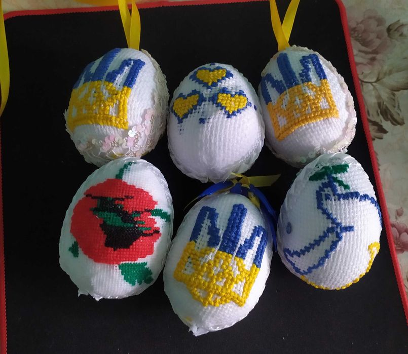 Писанки на стрічках в українському стилі