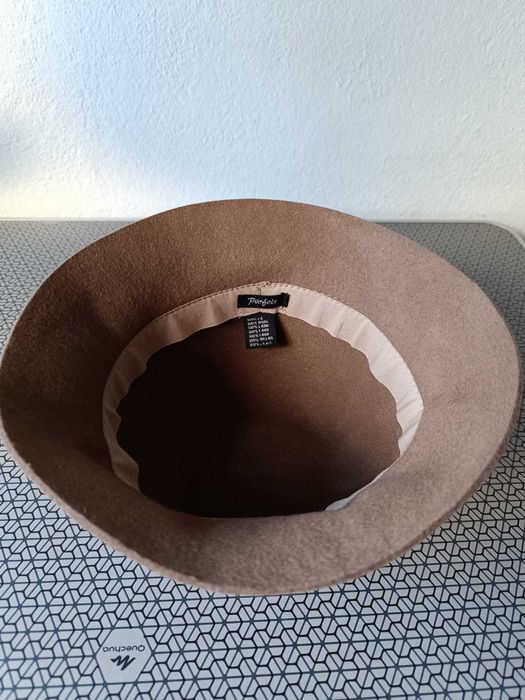 chapéu de inverno, cor castanho.