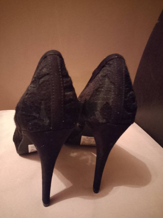 Buty szpilki wzór kwiatowy koronkowy