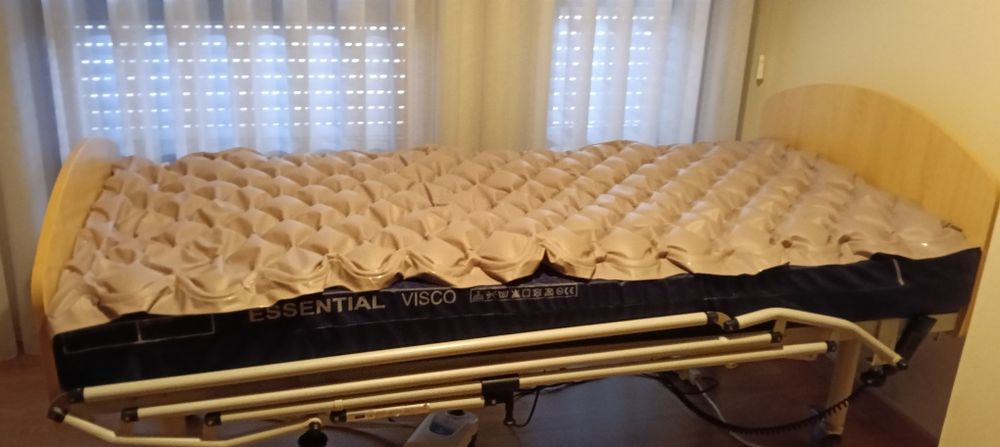 Cama elétrica em excelente estado