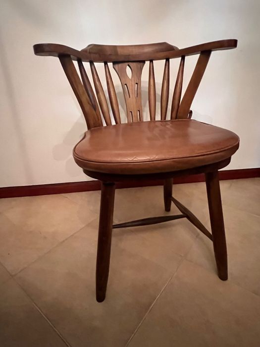 Mesa de jantar, em castanho maciço com 5 cadeiras