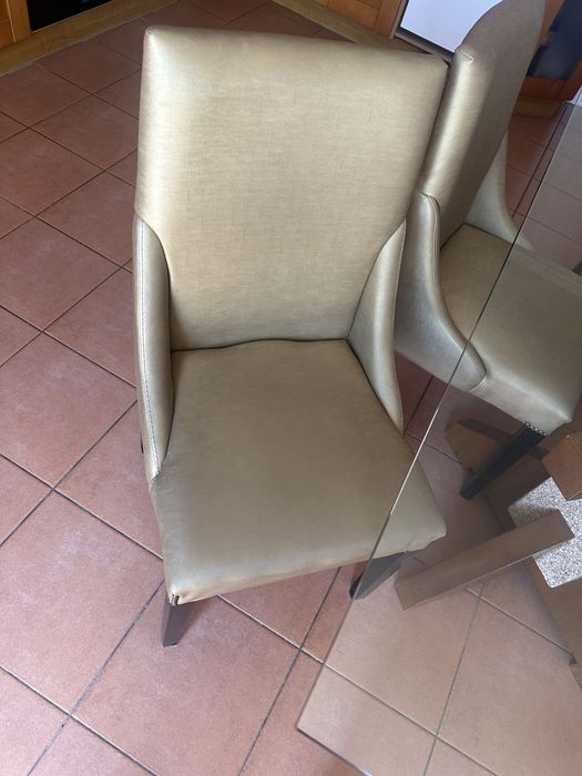 Mesa com tampi de vidro e seis cadeiras