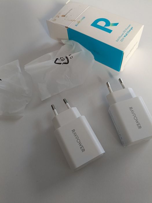 ładowarka ścienna RAVPower PD Pioneer o mocy 25W (model RP-PC156). Jes