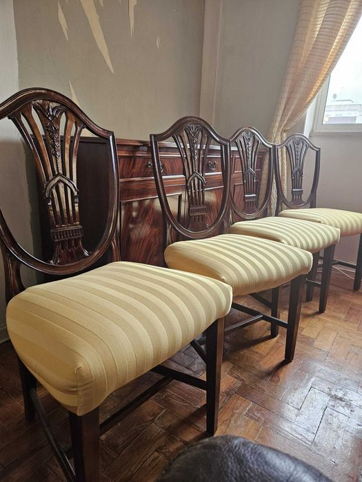 Cadeiras em mogno estofadas