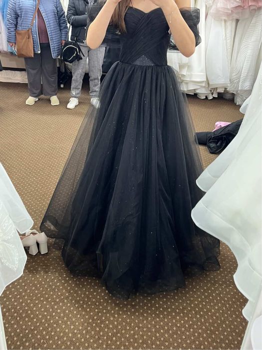 Випускна сукня чорного кольору