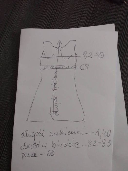 Biała błyszcząca suknia ślubna
