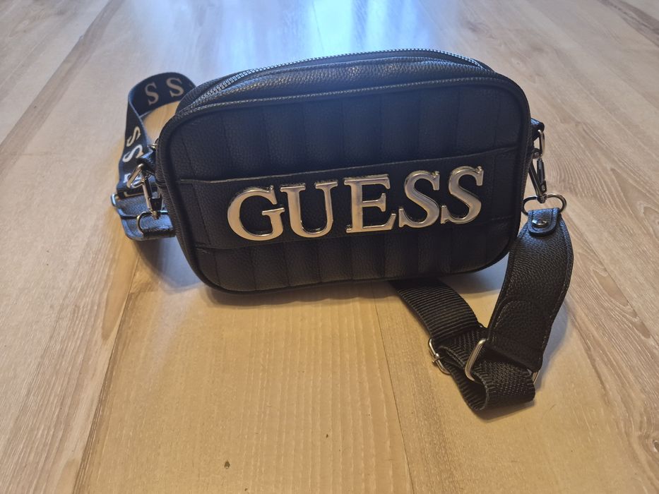 Torebka damska czarna z napisem Guess