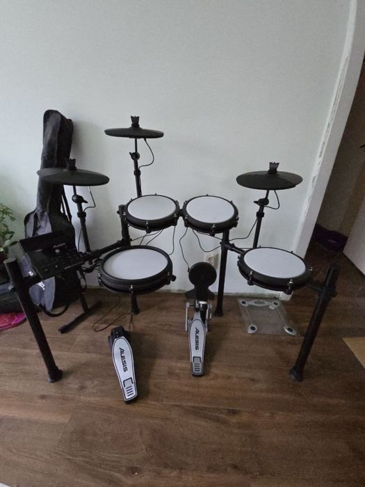 Електронні барабани Alesis Nitro Max Kit