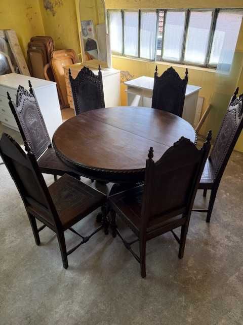 Mesa extensível com cadeiras usadas