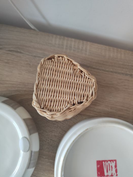 Dwie ceramiczne podstawki, koszyczek