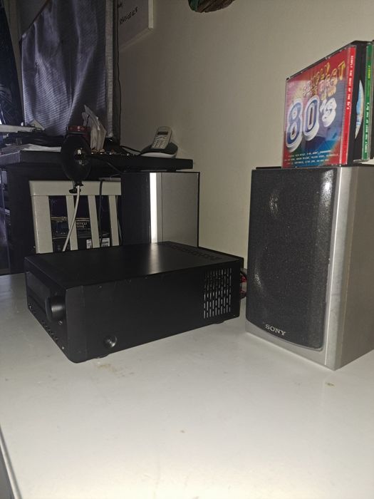 Vendo um sistema micro Hi-Fi Denon D-T1 preto com colunas da Sony.