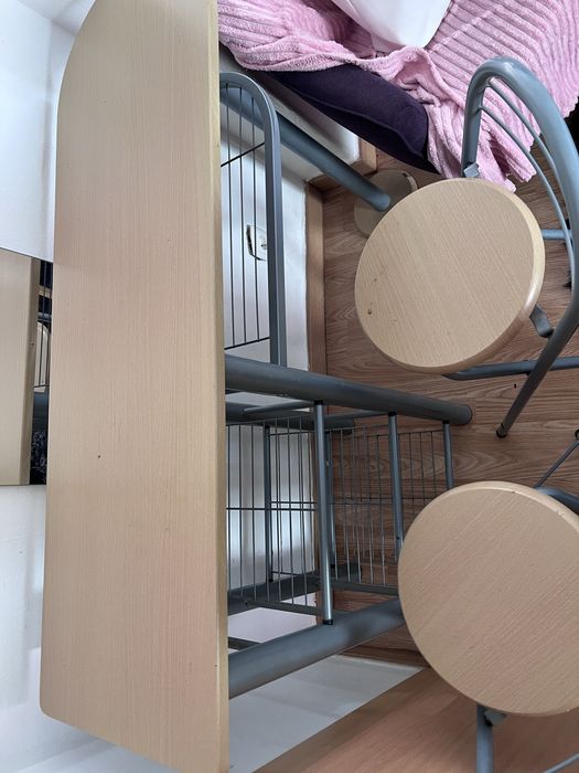 mesa alta decorativa com cadeiras