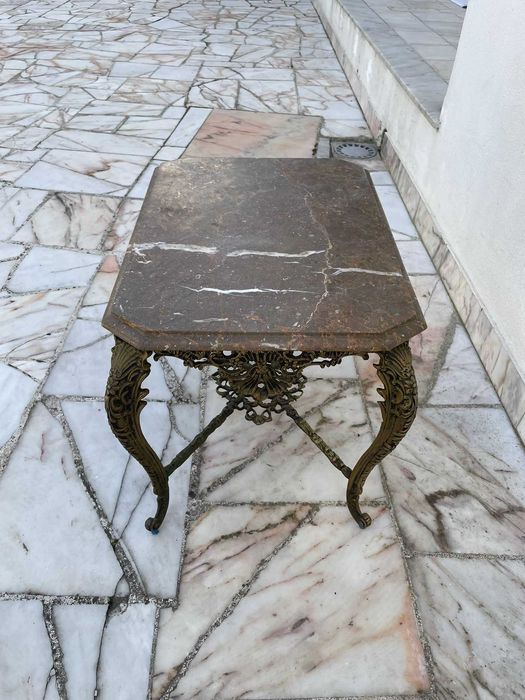 Mesa e espelho antigos, trabalhados, em mármore latão e cobre