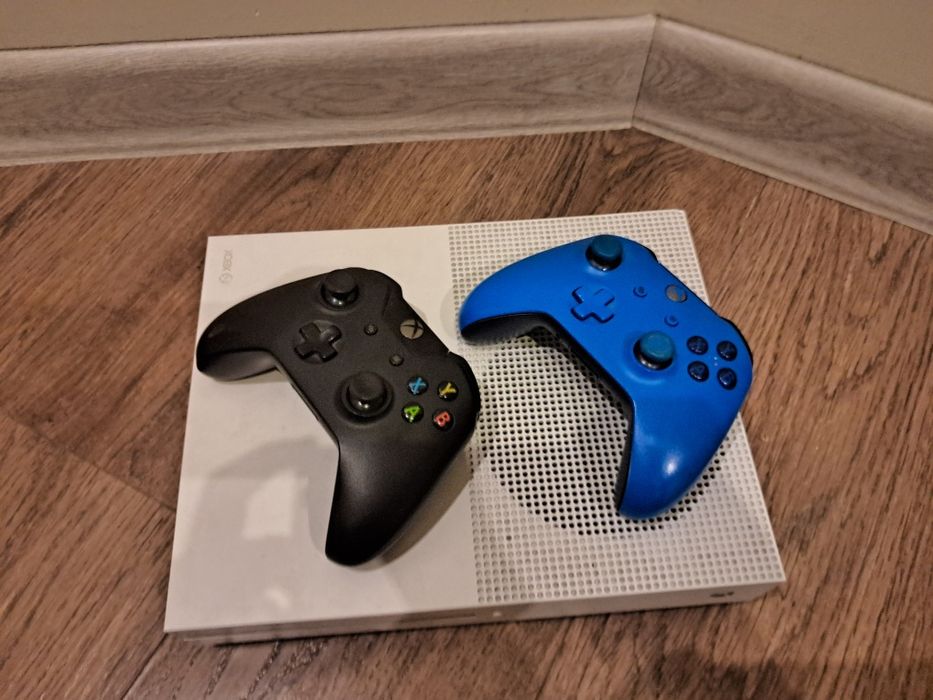 Консоль Xbox one s 1 терабайт з двома контролерами!