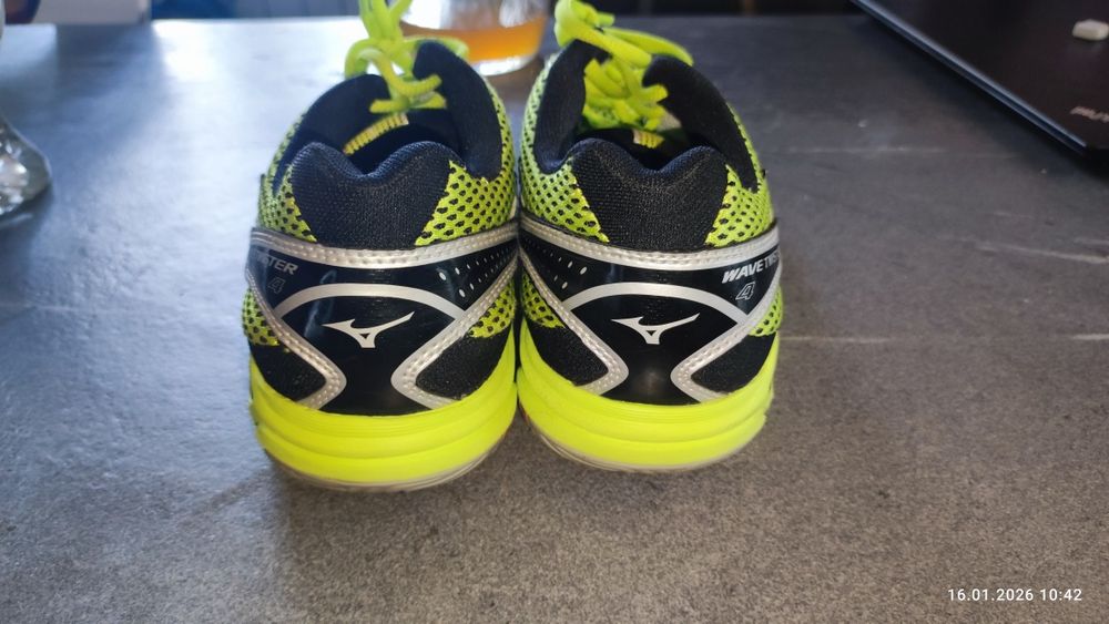 Продам кросівки Mizuno wave 4 twister
