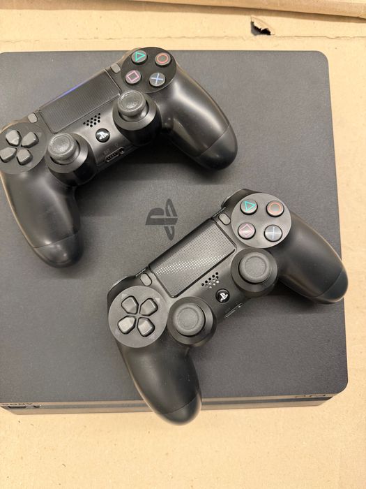 Playstation 4 com 2 comandos