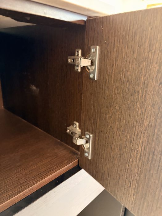 Móvel WC moderno com lavatório e torneira – madeira escura