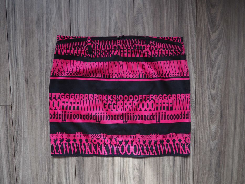 Oodji spódnica mini czarna w różowy print R. 38 (M)