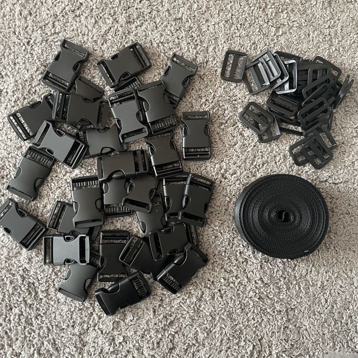 Zastaw plastikowe klamry, regulatory kaletnicze, taśma nośna