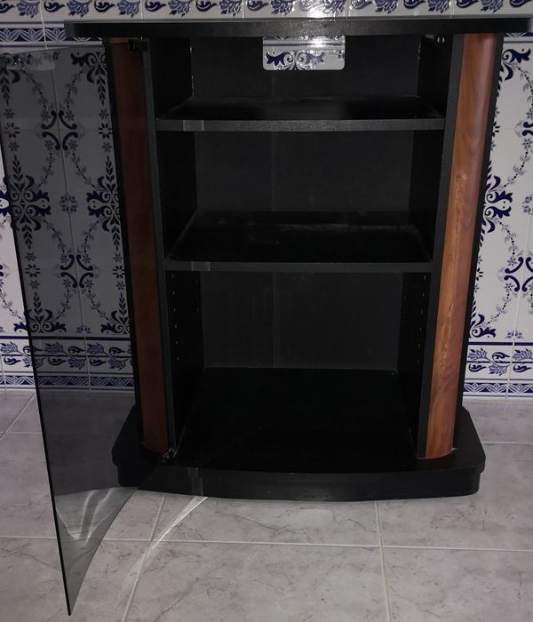 Móvel para TV com rodas