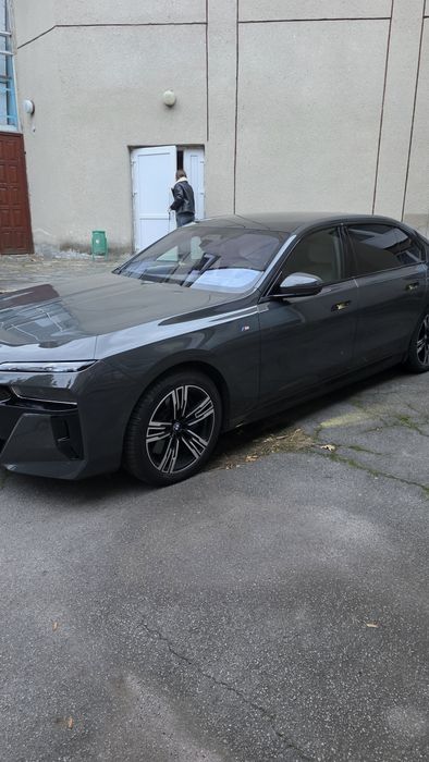 BMW i7 електромобіль