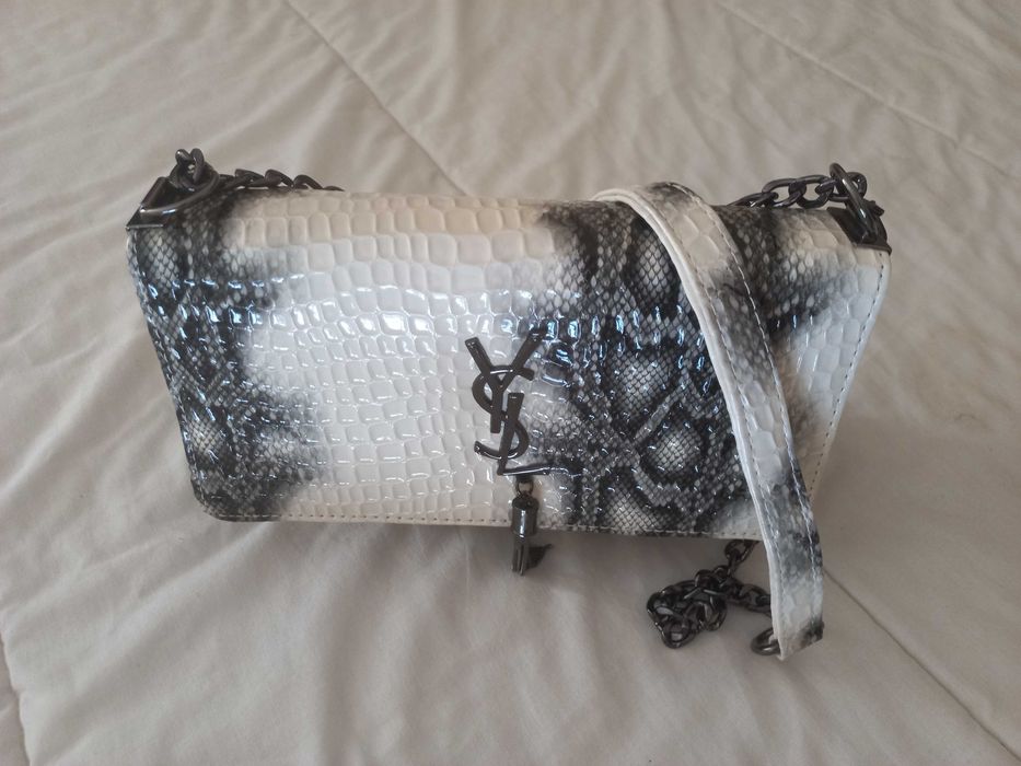 Mala tiracolo efeito pele de cobra